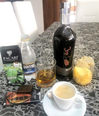Con el Pacari de guayusa, el helado de mandarina y el café