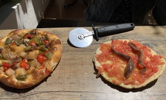 Coca de tomacat i pelletes / Coca de maíz con tomate rallado y anchoas