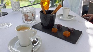 Café y petits fours