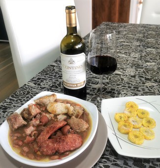 Con las alubias con manitas, longanizas y costilla