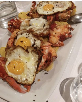 Bogavante frito con patatas y huevos
