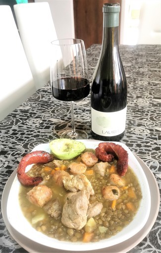 Con las lentejas con costilla, chorizo y aguacate