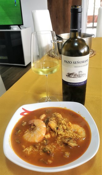 Con el caldoso de langostinos y almejas
