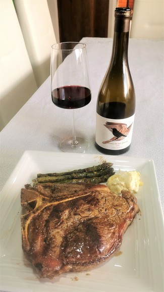 Con el imponente Porterhouse steak de 840 grs