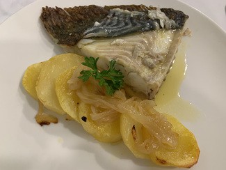 Rodaballo a la brasa con patatas panaderas