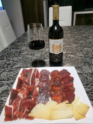 Con el surtido de embutidos ibéricos