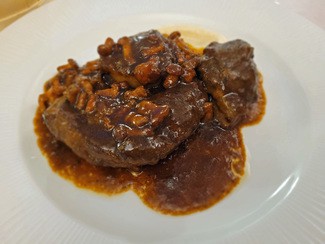 Ossobuco a la ampurdanesa y rebozuelos