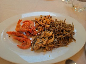 Fritura de pescado de la Costa Brava (anchoas, calamarcitos, sonsos y pequeñas gambas).