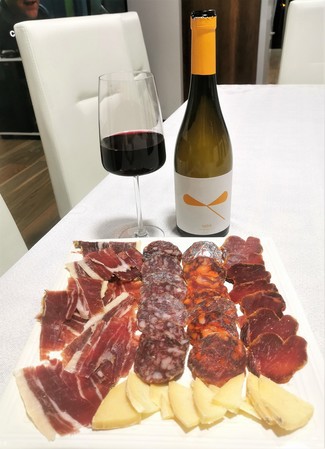 Con el surtido de embutidos ibéricos