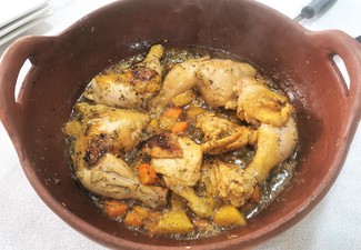 El pollo de corral con cerveza y piña