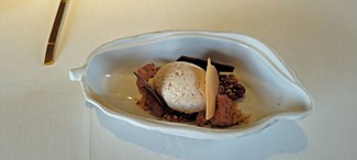 Brownie de chocolate con helado de nueces y nueces de pecan caramelizadas