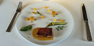 Cochinillo asado y confitado  con texturas de melocotón