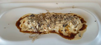 Canelón de pollo de payés con trufa de verano a la crema