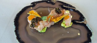 Tartar de gamba roja de la costa con aguacate y caviar
