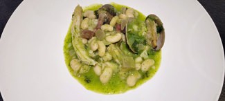Alubia del “ganxet “, almeja fina de carril, cohombros de mar y salsa verde (media ración )