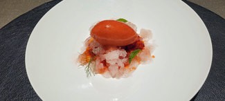 Fresas, frambuesas, ruibarbo y sorbete de fresa