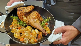 Pollo de la casa a la parrilla con verduras del huerto asadas. Presentacion