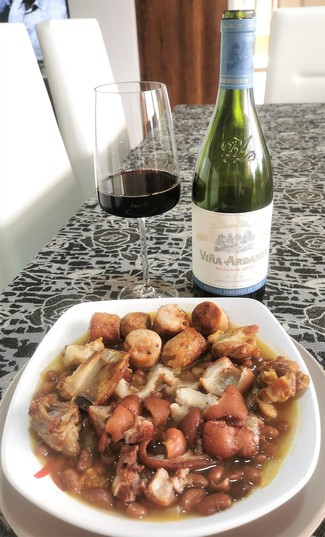Con las alubias con manitas, longanizas y costilla