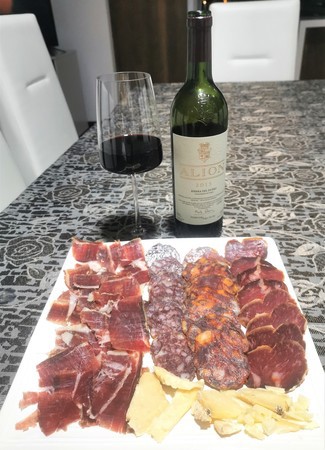 Con el surtido de embutidos ibéricos