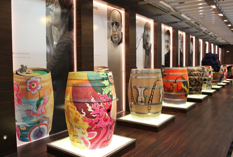 Vicente Gandía amplía su colección "Arte en Barrica" con una obra de Toni Marí