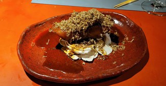 Pichón en empanada y trufa sobre un lecho de laminas de champiñones