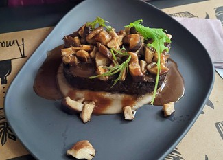 Carrillera de ternera, castañas y setas