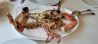 Bogavante azul de la ria servido en el plato