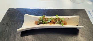 Tendón de vaca vieja estofado con espaguetis marinos
