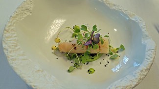 Espárrago a la brasa con crema de guisantes
