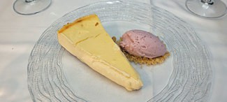Postre : Tarta de queso cremosa con helado