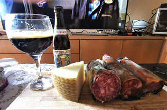 Con la tabla de embutidos ibéricos y queso curado