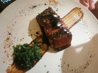 Con el salmón en salsa teriyaki