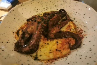 El pulpo sobre puré de yuca