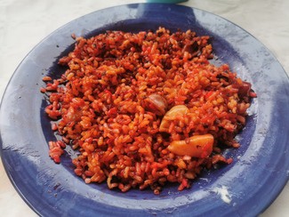 El arroz rojo emplatado