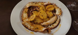 Pulpo a la brasa con patatas