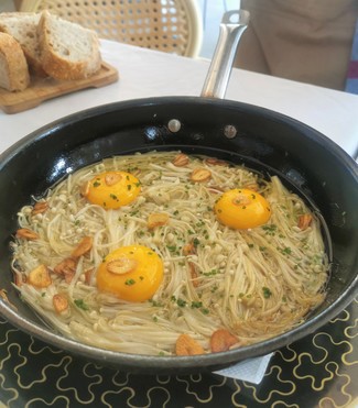 Gulas de tierra al ajillo con yemas de huevo