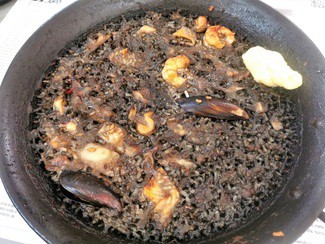 Espectacular arroz negro con all-i-oli