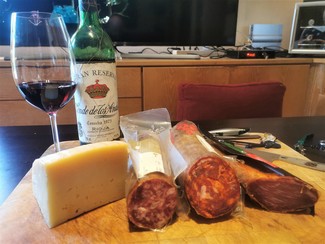 Con la tabla de queso curado y embutidos ibéricos