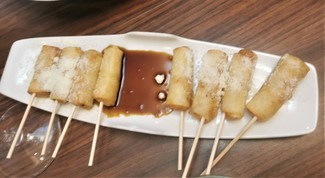 Las piruletas de gamba, parmesano y miel de caña