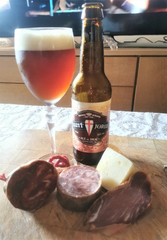 Con la tabla de embutidos y queso