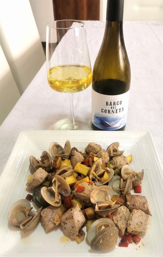 Con el salteado de albacora y almejas