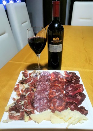 Con el surtido de embutidos ibéricos