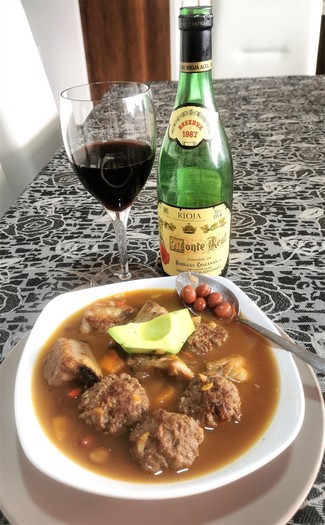 Con los fríjoles con costilla, pilotes y aguacate