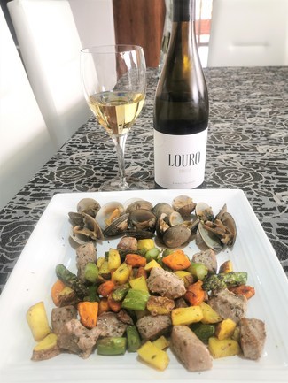 Con el salteado de albacora y las almejas