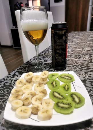 Con el kiwi y el plátano