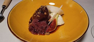 Peras al vino con higos y queso azul