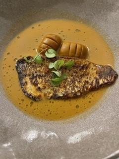 Suquet de salmonetes con ñoquis de calabaza