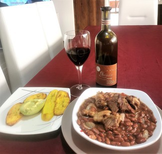 Con los frijolitos con costilla, maduro y aguacate