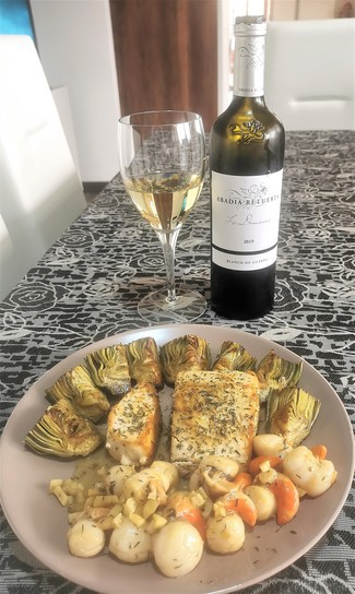 Con un wahoo al tomillo con vieiras al ajillo y alcachofas
