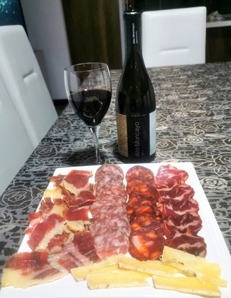 Con el surtido de embutidos ibéricos